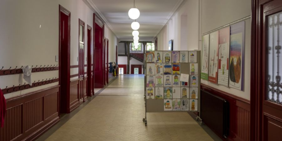 Es bleibt alles gleich: Die Kantone Basel-Stadt und Basel-Landschaft haben entschieden, die bisherige Schulferienregelung beizubehalten. Auf dem Bild ist das Schulhaus St. Johann zu seh...