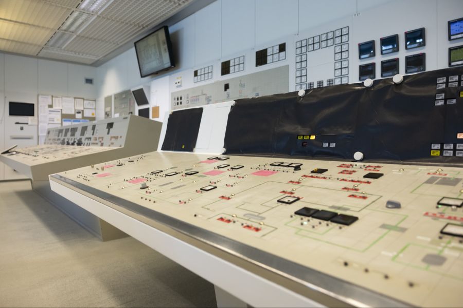 Blick in den Kommandoraum des Kernkraftwerks Mühleberg. Das Steuerungspult befindet sich nicht mehr in Betrieb, der Rückbau des Kernkraftwerks dauert bis 2034.