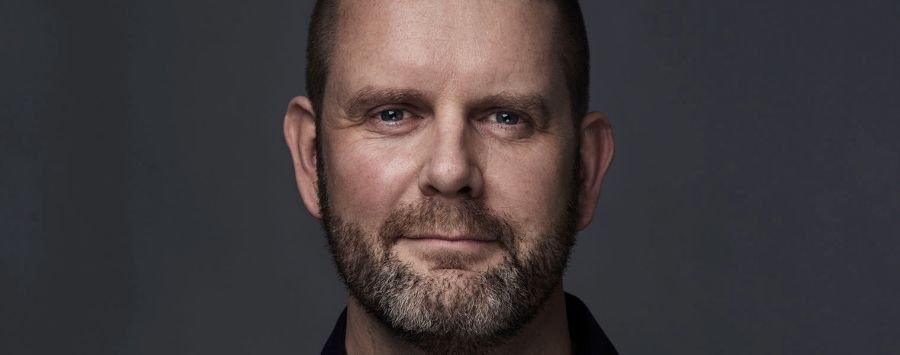 Biologe Peter Teglberg Madsen erklärt: Beim Entgasen des Wals muss der Kadaver mit einem Messer kontrolliert geöffnet werden.