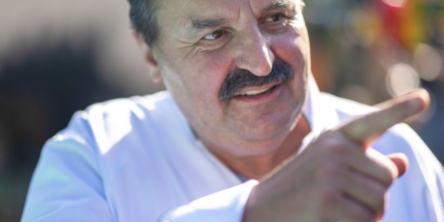 ARCHIV - Johann Lafer, Fernsehkoch und Buchautor, steht während eines exklusiven Fototermins mit der Deutschen Presse-Agentur in seinem Garten in Guldental bei Bad Kreuznach. Foto: Hel...