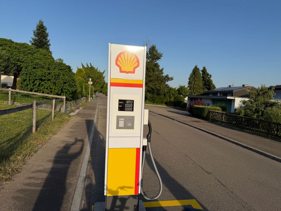 Eine weisse Säule mit Shell-Logo lockt in Regensdorf Schaulustige an.