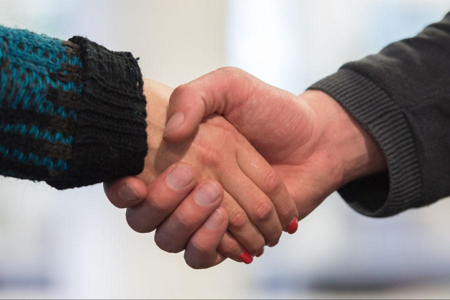 Der Pacs soll Paaren mehr Schutz geben: gegenseitige Fürsorge, Vertretungsrecht und Sicherheit bei der gemeinsamen Wohnung.
