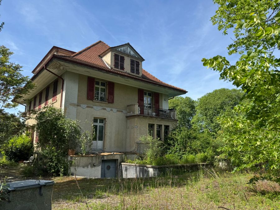 Das Haus ist schon über 100 Jahre alt.