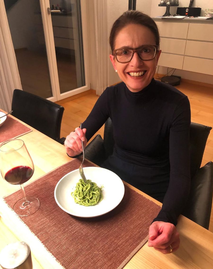 Susanne Vincenz Stauffacher, Co-Präsidentin der FDP, setzt sich nur mit gewaschenen Händen an den Tisch.