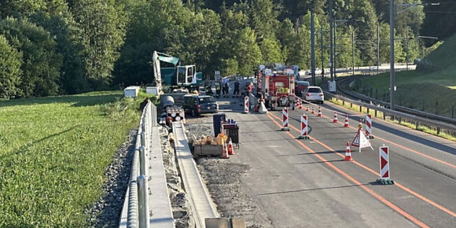 Ein 79-jähriger Mann verstarb zwischen Rothenthurm und Sattel SZ noch auf der Unfallstelle.
