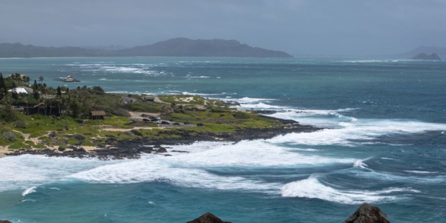 ARCHIV - Hohe Wellen brechen an der Küste von Oahu. Foto: Eugene Tanner/AP/dpa