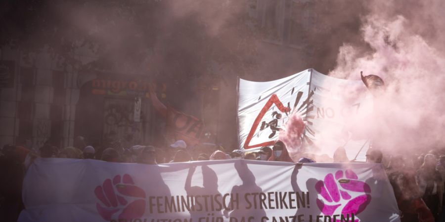 Demonstrationen mit weniger als 100 Personen sollten in Zürich nur noch angemeldet, nicht bewilligt werden. Doch der Stadtrat zieht seinen Vorschlag, der wohl nur sehr wenige Veranstal...