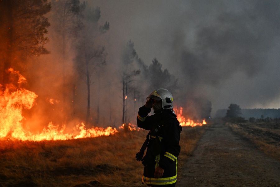 Seit Tagen sind die Feuerwehren im Dauereinsatz, um die Flammen einzudämmen.