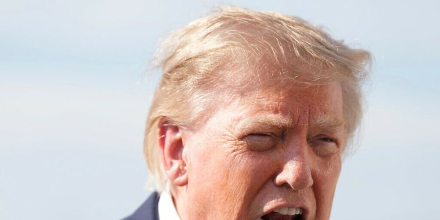 ARCHIV - US-Präsident Donald Trump spricht auf der Joint Base Andrews in Maryland mit Reportern, bevor er an Bord der Air Force One geht, um nach South Carolina zu fliegen. Foto: Jacqu...