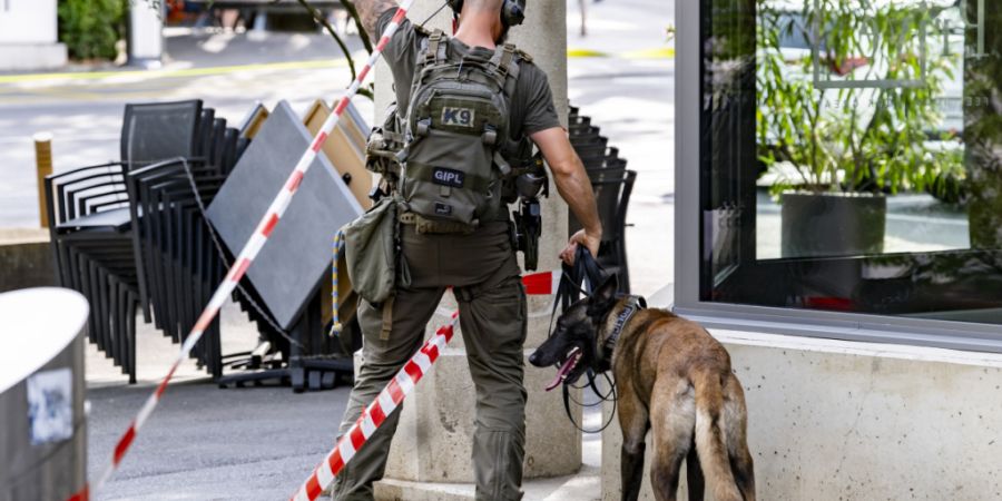 Polizist einer Spezialeinheit nach der Bankomaten-Sprengung in Lausanne.