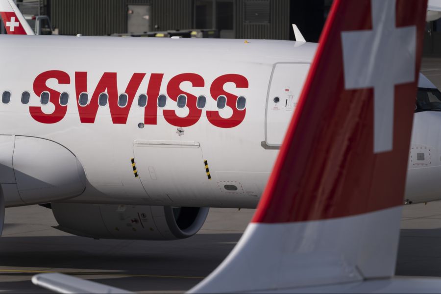 Das Flugpersonal muss seinen Fluggästen bei der Begrüssung mitteilen, das die Fluggesellschaft neu zur Lufthansa gehört.