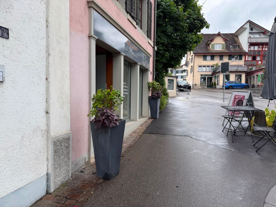 Stehen aber mittlerweile wieder vor dem Studio.