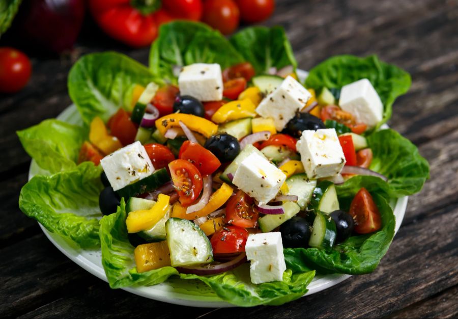 Salat und gebratener Blumenkohl eignen sich als leichte Kost zum Abendessen.