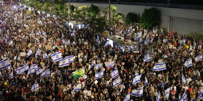 Zu Tausenden gingen Angehörige von Geiseln und ihre Unterstützer in Tel Aviv auf die Strasse um Druck auf die eigene Regierung auszuüben. Proteste in Israel