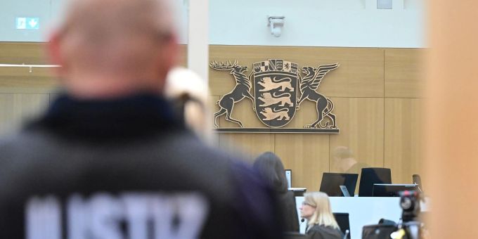 Ein Justizbeamter im Gerichtssaal in Stuttgart-Stammheim (D). Gerichtssaal Stuttgart-Stammheim