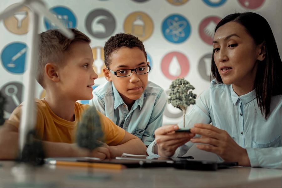 Lehrerin mit Kindern