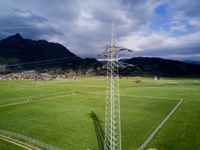 Luftaufnahme eines Sendemastes für Mobiltelefone in der Schweiz. Schweizer Technologie