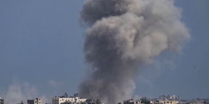 Eine Rauchwolke nach einem israelischen Angriff im Gaza-Streifen. krieg gaza