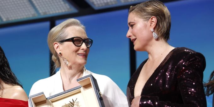 Meryl Streep erhält die «Goldene Ehrenpalme» bei der Eröffnung der Filmfestspiele von Cannes. Rechts ist die Jurypräsidentin Greta Gerwig. cannes meryl streep