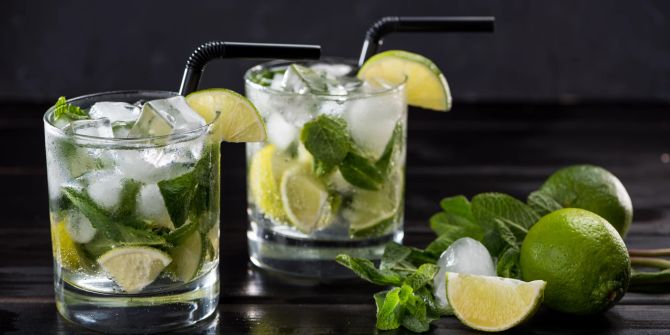 Nahaufnahme Mojito in Cocktailgläsern