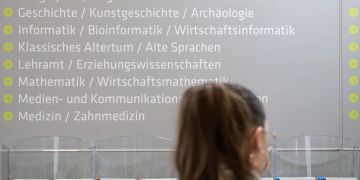 Schülerinnen vor aufgelisteten Studiengängen