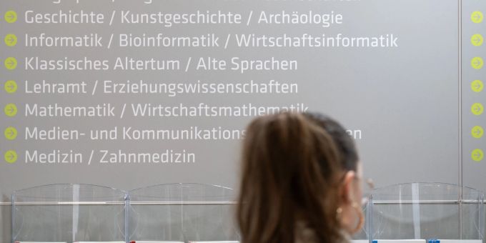 Viele Schülerinnen und Schüler machen sich beim Studienentscheid grossen Druck. Schülerinnen vor aufgelisteten Studiengängen