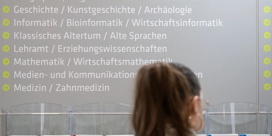 Schülerinnen vor aufgelisteten Studiengängen