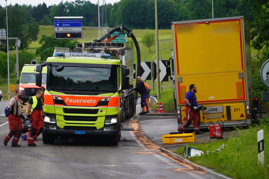 Am frühen Mittwochmorgen kam es auf der Aathalstrasse in Wetzikon ZH zu einem LKW-Selbstunfall.