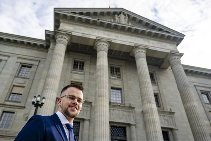 Beschwerdeführer Benjamin Gautschi am Mittwoch vor dem Bundesgericht, das die Beschwerde gut hieß. Benjamin Gautschi Beschwerde gut