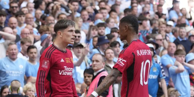 Manchester United verhindert das Double von Stadtrivale City. Manchester United