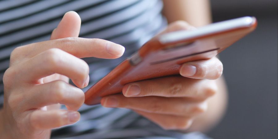 Frau hält Smartphone in der Hand