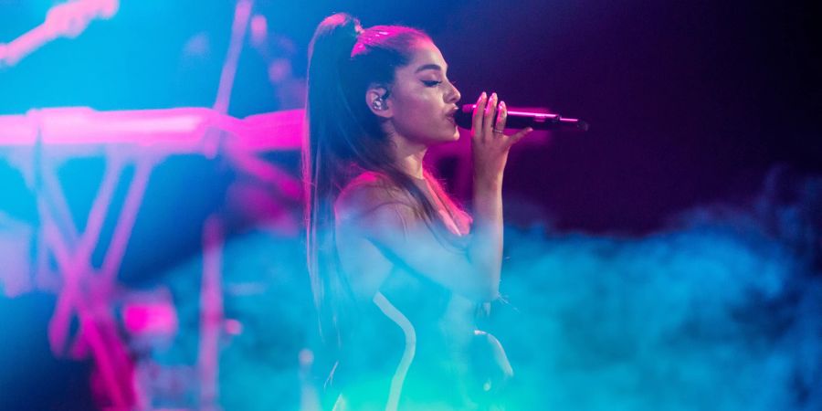 ariana grande, bühne, konzert, singend