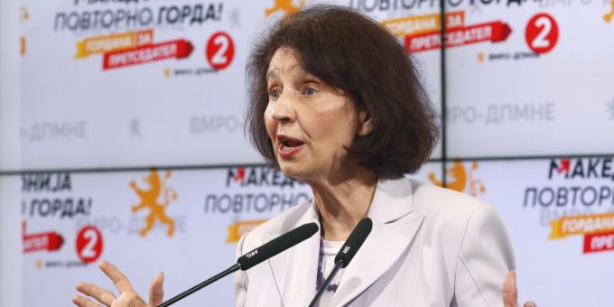 Gordana Siljanovska-Davkova gewann die erste Runde der nordmazedonischen Präsidentschaftswahl. Gordana Siljanovska-Davkova