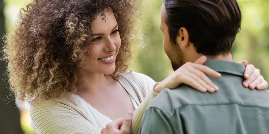 frau und mann im park, multhi-ethnisch