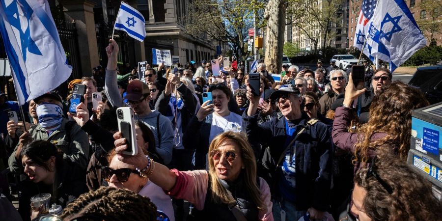 Pro-israelische Demonstranten solidarisieren sich mit Columbia-Assistenzprofessor Shai Davidai.