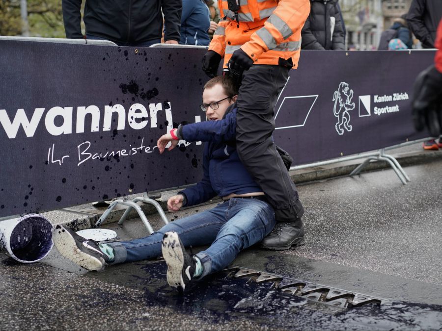 Heute Sonntagmorgen haben zwei Klimaaktivisten die Strecke des Zürich-Marathons betreten