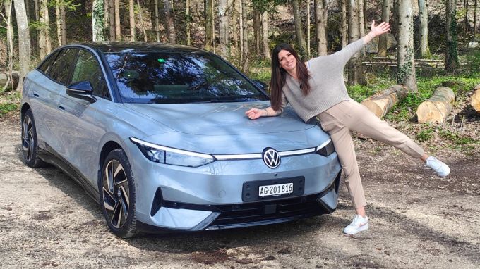 Hat Volkswagen aus den Fehlern beim ID.3 gelernt? Cyndie Allemann findet es mit dem ID.7 heraus. VW ID.7