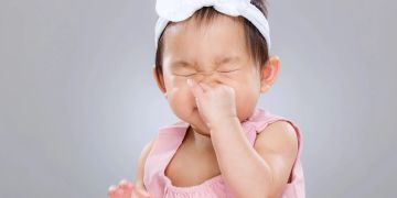 Kleinkind allergische Reaktion hand vor nase