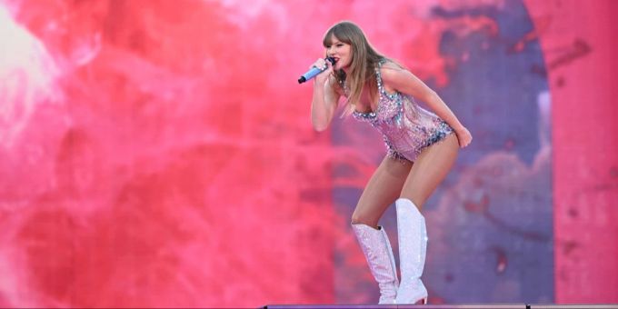 Die US-amerikanische Singer-Songwriterin Taylor Swift während ihrer Eras Tour. Ehemalige Lehrerinnen erinnern sich an die Musik-Ikone als Kind zurück. taylor swift kind