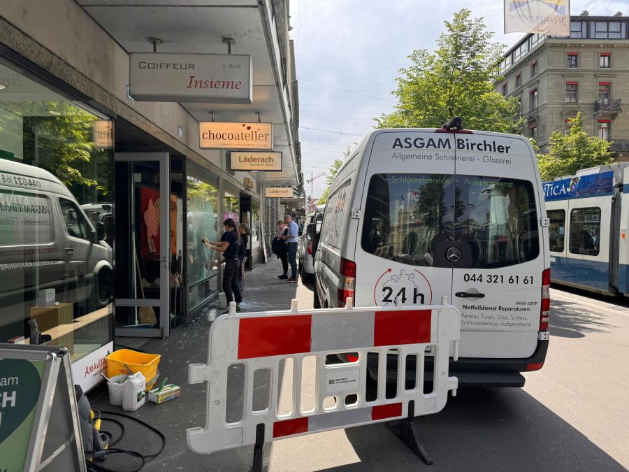 Auch an anderen Gebäuden in Zürich kam es zu Schmierereien.