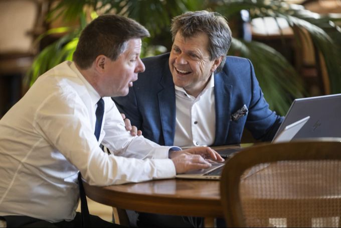 Zwei Nationalräte der GLP, Martin Bäumle (links) und Jürg Grossen, an der Frühlingssession 2023. GLP Nationalräte