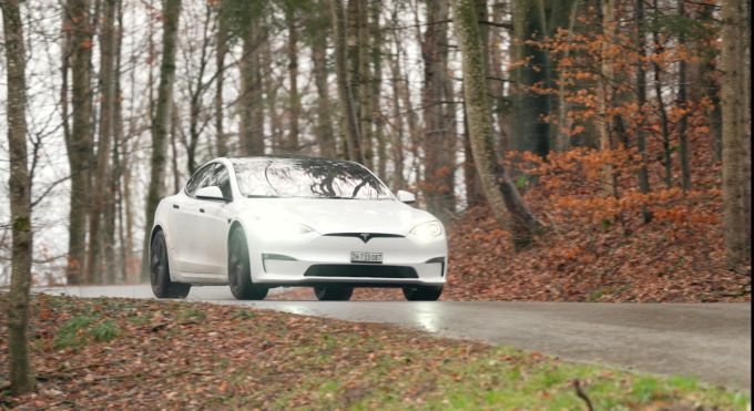 Das Fahrwerk ist nicht so komfortabel wie zum Beispiel bei einem Porsche Taycan. Tesla Model S Plaid