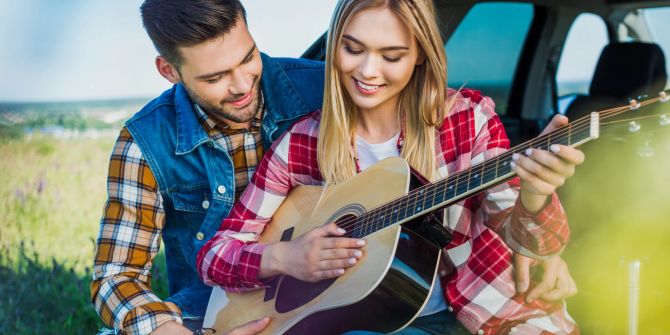 junges paar, spielt mit gitarre