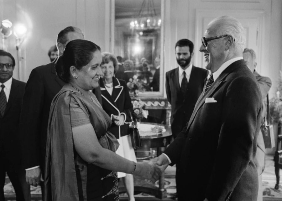 Bundesrat Pierre Graber begrüsst 1975 Sirimavo Bandaranaike, erste Regierungschefin der Welt. (Archivbild)