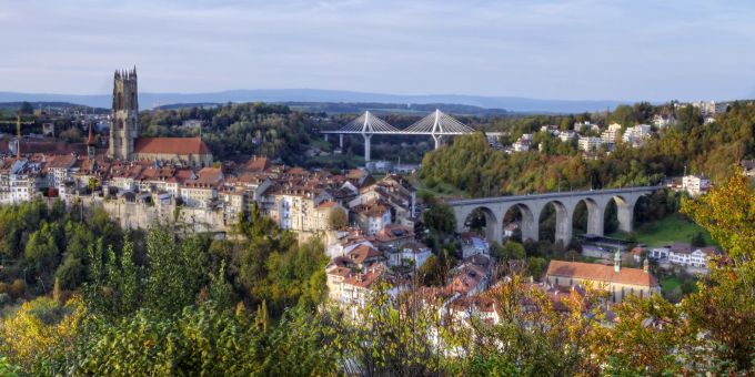 Auf den ersten Blick erkennbar: Verschiedenste Architekturstile prägen das Bild der Stadt Freiburg. Stadt Brücken Kathedrale Panoramanansicht