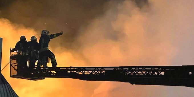 Feuerwehrmänner löschen Brände nach einem Drohnenangriff in Odessa zu Jahresanfang. (Archivbild) Ukraine Odessa