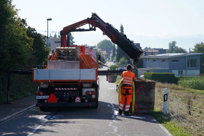 Heuballen auf der Strasse. Heuballen auf der Strasse