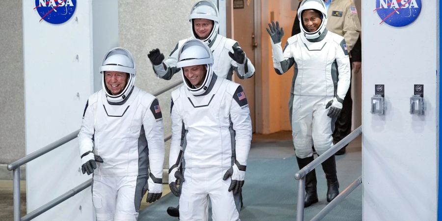 Die vier Raumfahrer der «Crew 8» haben sich vor mehr als 230 Tagen auf den Weg zur Startrampe 39-A im Kennedy Space Center in Cape Canaveral gemacht. Am Freitag sind sie auf die Erde zurückgekehrt. Hier ein Bild vor dem Abflug. (Archivbild)