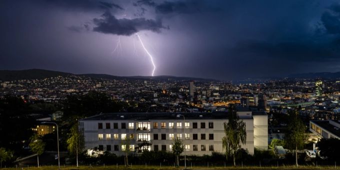 Gewitter, wie hier über Zürich, sind in urbanen Regionen deutlich heftiger als auf dem Land. (Archivbild) Gewitter Zürich