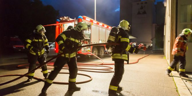 Feuerwehr Leute im Einsatz